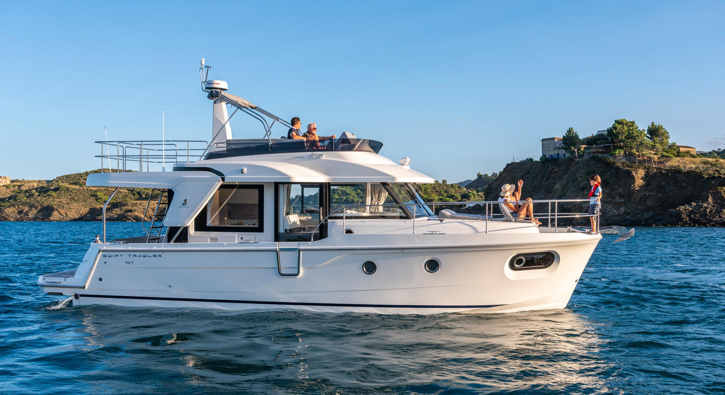 Swift_Trawler_41_Fly_Exterior_11